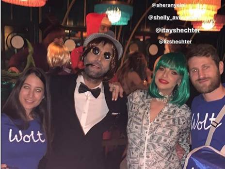 שרן ייני חלטר כשליח של "וולט" (מתוך האינסטגרם של איתי שכטר)