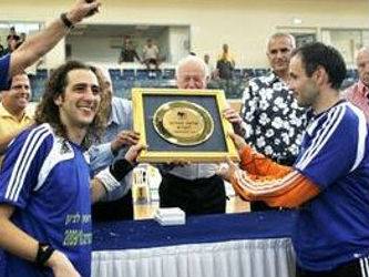 מניף עוד תואר (צילום: דוד פליגל, באדיבות איגוד הכדוריד)