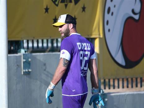 התייצב, עם הקסקט. עמוס (צילום: נוי אורן, מכבי נתניה)