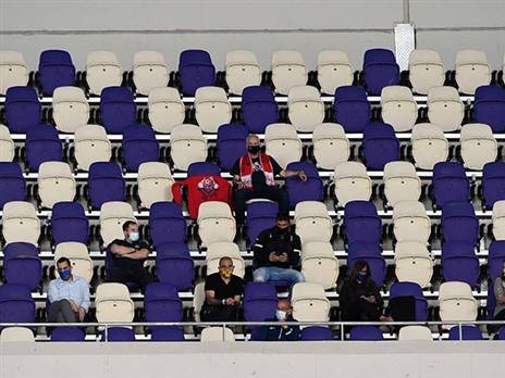 שני מטר בין השחקנים (ברני ארדוב)