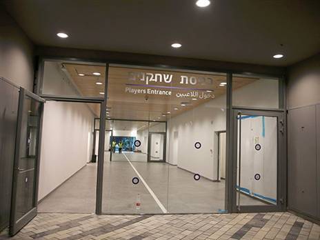 הכניסה לחדרי ההלבשה. שם מתעצבת הדעה של הנערים (אלן שיבר)