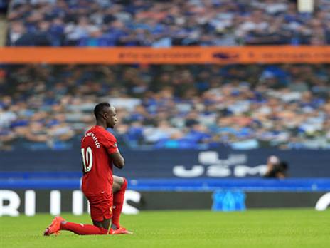 "נלחמים בשביל הילדים". מאנה כורע ברך כמחאה (getty)