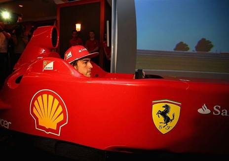 פרננדו אלונסו מתחמם בסימולטור של פרארי לפני אי אילו שנים