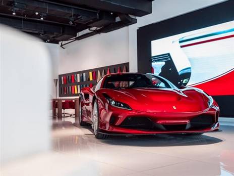 כבר באולם התצוגה בישראל (צילום: שחף שי)