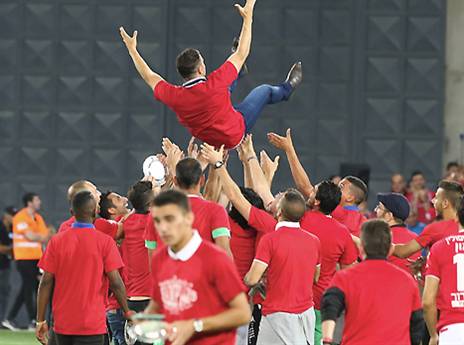 שותף להיסטוריה. בכר ושחקני ב"ש (צילום: אלן שיבר)