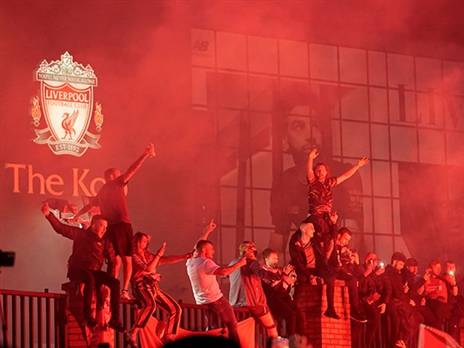 הנחיות בידוד? אוהדי ליברפול חגגו מחוץ לאנפילד (GETTY)