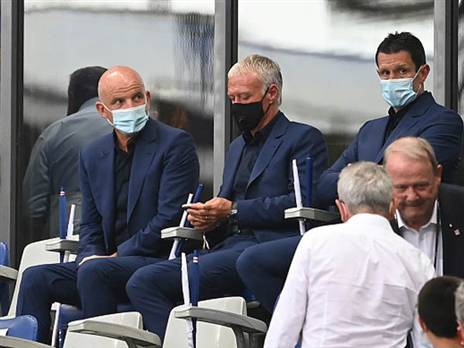 וגם מאמן הנבחרת ביציע (getty)