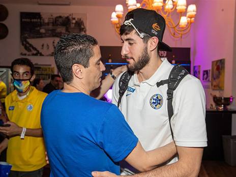 ספרופולוס עם זוסמן. המאמן רואה בו כשלוחה שלו על המגרש (אלן שיבר)