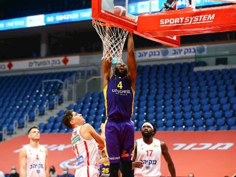 ג'ונסון. שיא קריירה לא הספיק מול האקסית (מנהלת הליגה)