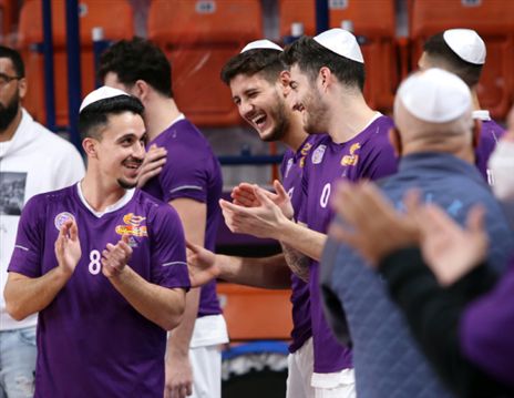 שחקני נהריה. החיוכים לא נשמרו בסיום (מנהלת הליגה, לילך וייס)