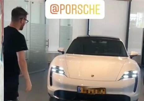 משה חוגג והפורשה טייקן שרכש (מתוך עמוד האינסטגרם של משה חוגג)