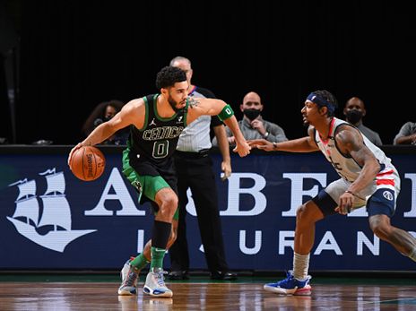 קרב ענקים בין טייטום לביל (Getty)
