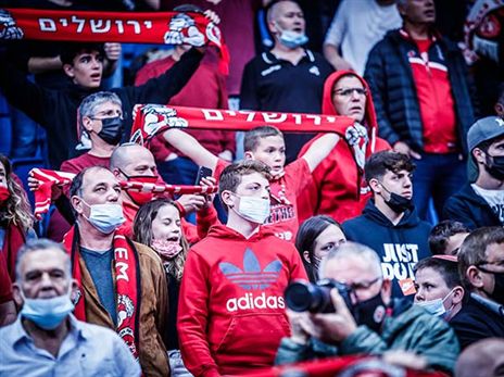 "זה הדלק שלנו". הקהל האדום בארנה (צילום: עודד קרני)