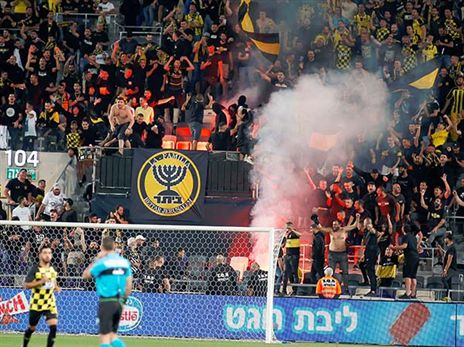 ספגו התקפה משחקנם. אוהדי לה פמיליה (צילום: אלן שיבר)