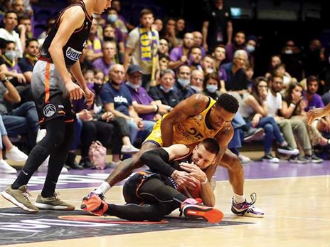 האורחים נאבקו על כל כדור (אלן שיב)