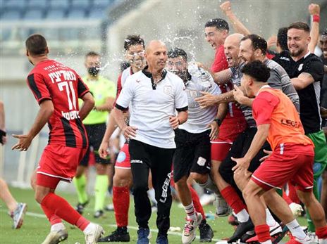 רגע העלייה עם שריקת הסיום (צילום: ברני ארדוב)