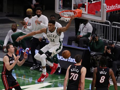 ניצחון קליל של הבאקס (Getty)