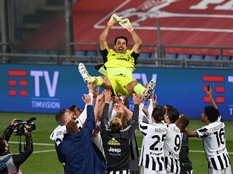 השחקנים מניפים את השוער הוותיק (getty)