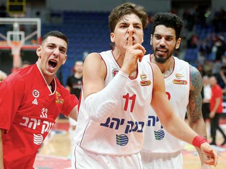 גיבור הניצחון, אדם אריאל (אלן שיבר)