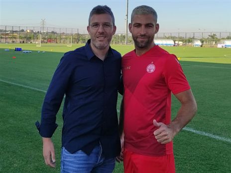 שכטר עם המנכ"ל גיא פרימור: "שמח ללבוש שוב אדום"