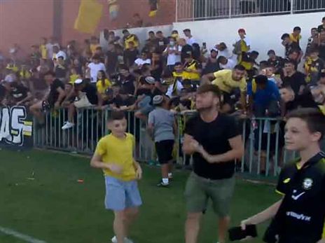 אוהדי נתניה פרצו לכר הדשא