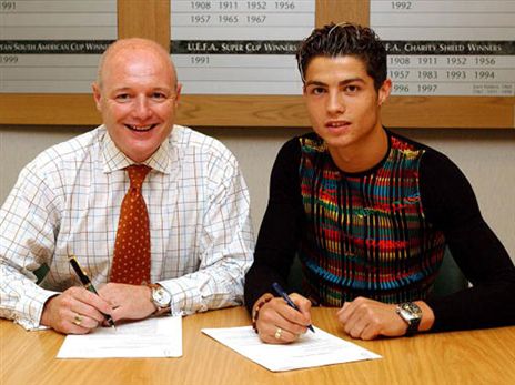 רונאלדו הצעיר חותם על החוזה ביונייטד ב-2003 (Getty)