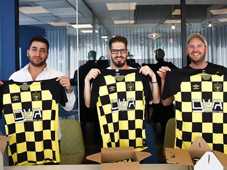 עוזב מוקדם משציפה. משה חוגג