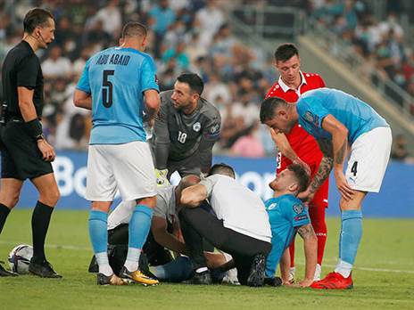 רגע הפציעה של אבו חנא (צילום: אלן שיבר)