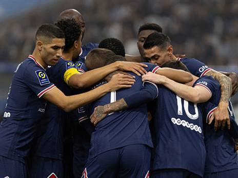 שחקני פ.ס.ז'. לילה לא פשוט עבר על אחד משחקני הקבוצה (GETTY)