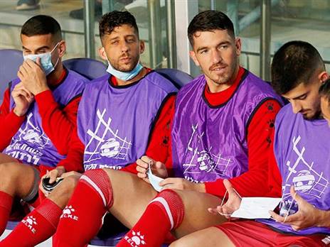 דור מיכה על הספסל. בשבת הקשר צפוי לשוב ל-11 של באר שבע (אלן שיבר)