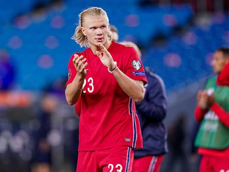 ארלינג הולאנד. לא ישחק, אך יחזיק אצבעות לחבריו (GETTY)