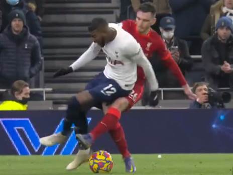 הכניסה של רוברטסון באמרסון. אדום מוצדק, אבל לא היה היחיד שאמור להיות מורחק אמש