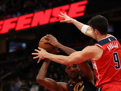 דני אבדיה בהגנה. הכל מתחיל משם (Getty)