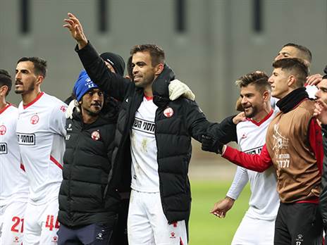 שחקני ב"ש חוגגים. גם זה ניצחון (לירון מולדובן)