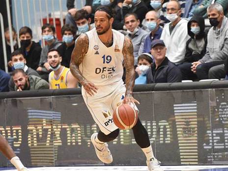 "לא עשית סל אחד". כריס באב (ברני ארדוב)