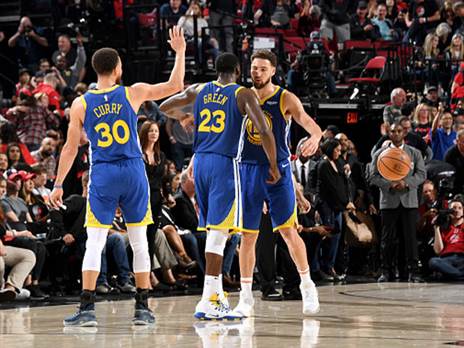 סטפן קרי, דריימונד גרין וקליי תומפסון. בפלייאוף שלושתם יהיו בשאיפה על המגרש, השאלה היא כמה זמן הם ינוחו בשביל זה (Getty)