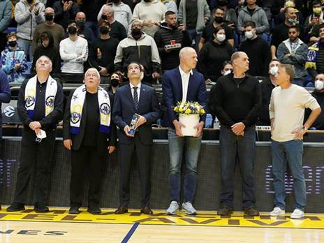 יאניס: "היה כבוד לעמוד ליד פיני וצביקה" (אלן שיבר)