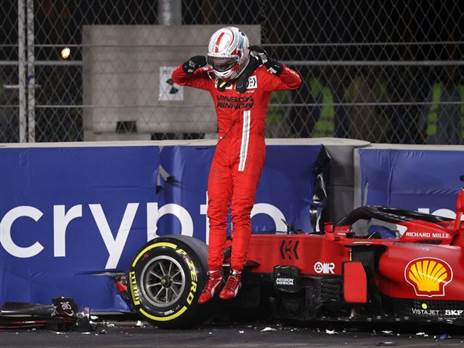 לקלר מקבוצת פרארי. בשנה הקודמת במסגרת האימונים בג'דה זה נגמר בהתנגשות בגדרות