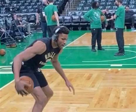 יאניס - עלה ראשון לחימום במילווקי