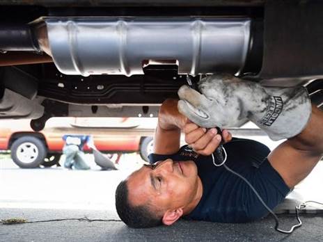 סגן ג'יימס מורן, משטרת לוס אנגל'ס חורט על ממיר קטליטי (צילום: AFP)