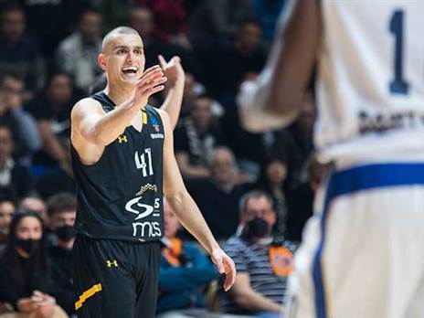 נזרק למים (GETTY)