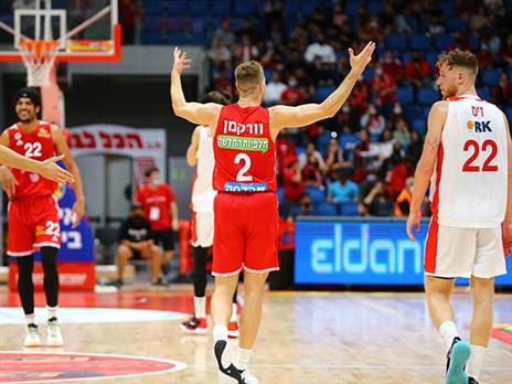 שלוש קבוצות בעקבותיו (לירון מולדובן)