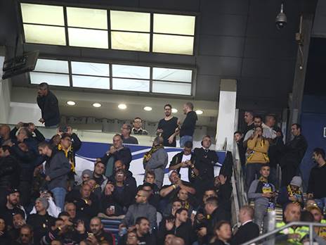 כניסה דרמטית. חוגג (אלן שיבר)