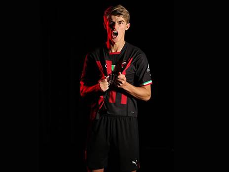 דה קיטלארה במדי קבוצתו החדשה (AC Milan)