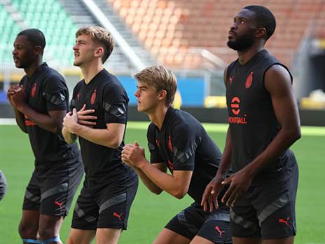 שחקני מילאן מתחממים. העונה בפתח (Milan/AC Milan via Getty Images)