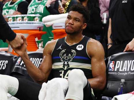 ישחק באדום בעתיד? יאניס (GETTY, Adam Glanzman)