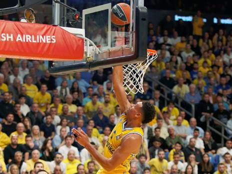 בארסה הקשתה על מכבי (צילום: אלן שיבר)