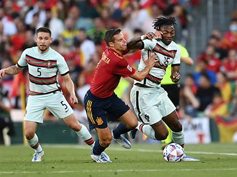 רפאל לאאו ואספיליקווטה במאבק על כדור