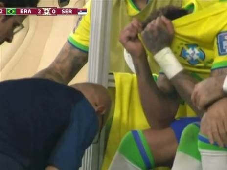 ניימאר על הספסל מקבל טיפול