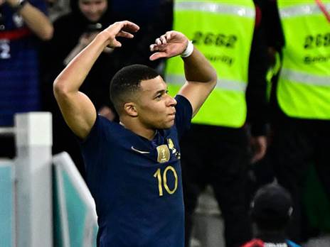 מחכה להם. אמבפה ( JAVIER SORIANO/AFP via Getty Images)